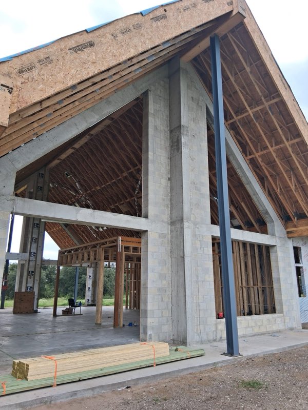 Vigas estructurales selladas en una obra comercial