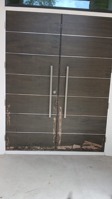 Puertas dobles modernas antes de teñir