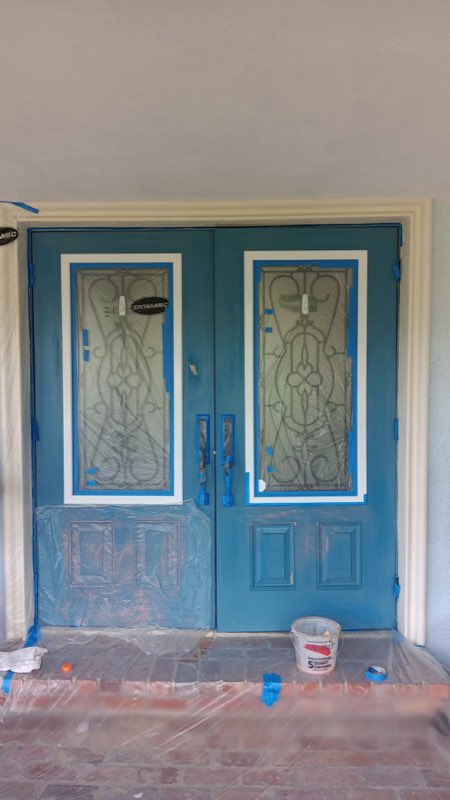 Color personalizado en un par de puertas de entrada