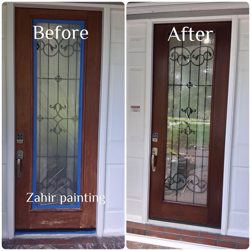 Puerta de entrada con vitral, lijada y restaurada