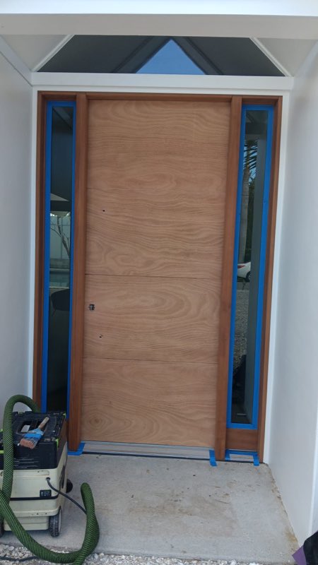 Puerta de roble natural sellada con acabado claro
