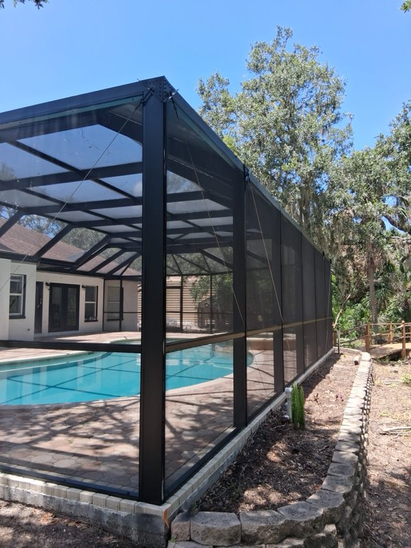 Jaula de piscina repintada en negro satinado en Sarasota